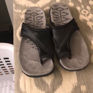 Size 8 black merrell flip flops